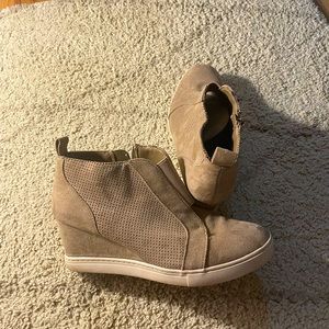 ANKLE BOOTIES